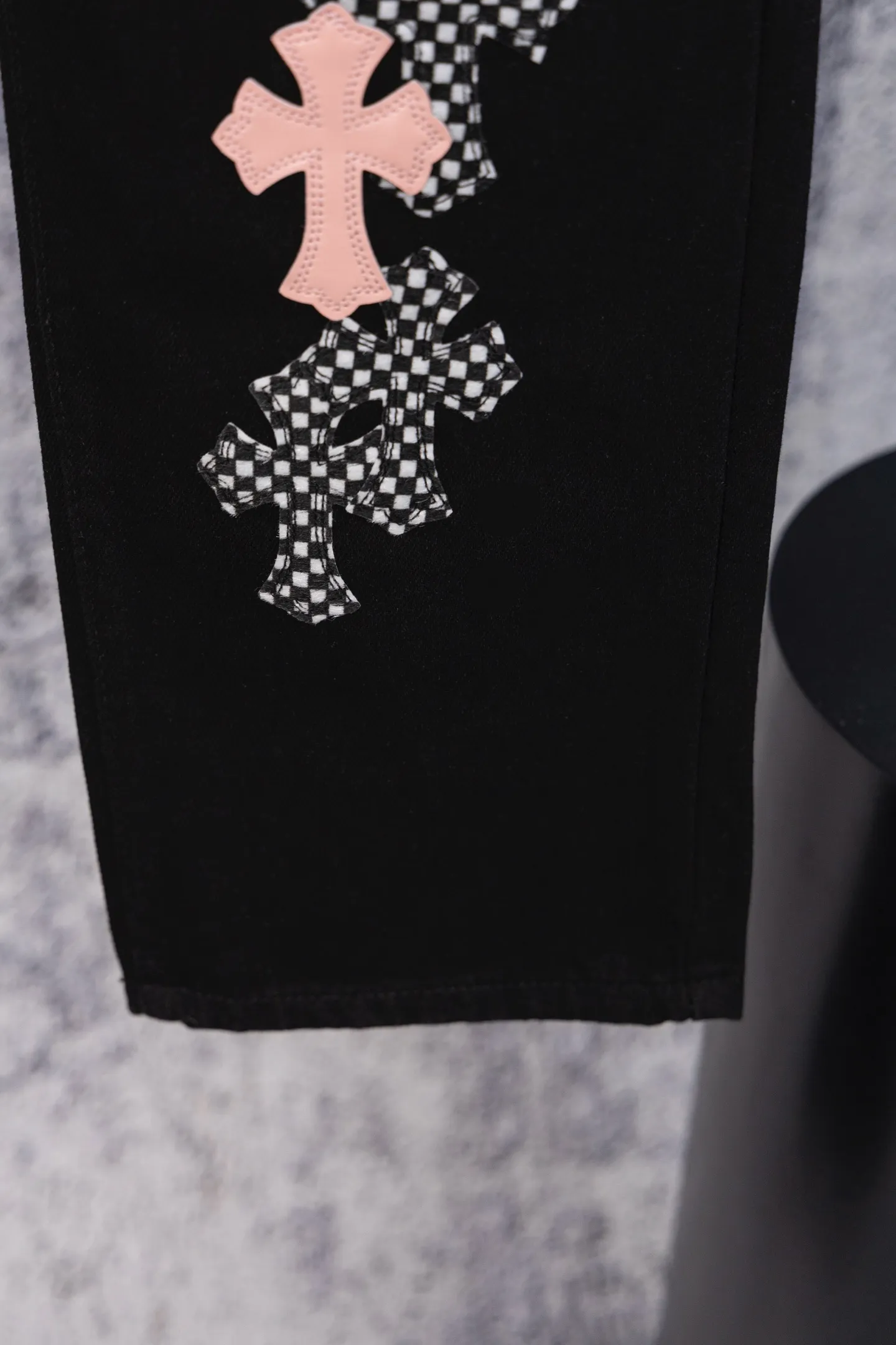 P260 CH Chromehearts limited edition black and white checkered pink cross patchwork leather black jeans, priced at 34W level, patchwork cross pattern embellishment, washed jeans! ! An absolutely high-end luxury product, a 1.9W-level god-level single product, a super popular product, made by top heavy industry, a magic weapon that cannot be missed! [About Zangyin] This is an extremely luxurious fashion brand that can also be called the aristocracy of the high street. It has always been an exclusive brand for some hipsters or rich second generations. Compared with ordinary high streets, it is more luxurious and noble. Compared with luxury brands, it is more fashionable and individual. It has always been a brand that I have a special liking for. [Top heavy industry fashion design] Consistently high-street luxury style. Speaking of this style, the Zangyin family and GU family are definitely the leading representative brands. Especially the Zangyin family has really achieved a state-of-the-art effect in creating high-street style. The unique washed material is used to create this style. The color system is already quite eye-catching. After it is decorated with patchwork cross flowers, it cleverly highlights the charm of the brand. Secondly, this style uses classic The high-waist cutting design highlights the long legs and fashionable temperament of the upper body. The brand is highly recognizable and the slim fit configuration is more suitable for daily wear. It is a product that interprets personality, fashion, and specifications at a glance. This single product is enough to make any fan excited. It can be a white T-shirt for a youthful college style, or a tight suspender for a royal style. It has strong matching ability and can be easily controlled by men.  [Materials and craftsmanship] Needless to say, this point goes without saying. As an excellent craftsman brand, Zangyin’s requirements for details and craftsmanship are really perfect. The washed color of this model has gone through so many processes, not to mention the embellishment of denim appliques. It is also purely hand-made and sewn. Just like what they believe in, only hand-made things have soul and have the meaning of wear. A top-notch heavy-duty fashionable denim item, I look forward to your perfect interpretation! !  Color: Black Size: 28-36